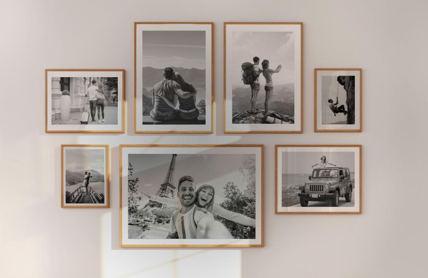 Persona decorando pared con cuadros personalizados